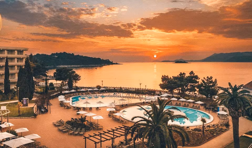 Hotel Albatros Cavtat facade with sea view
