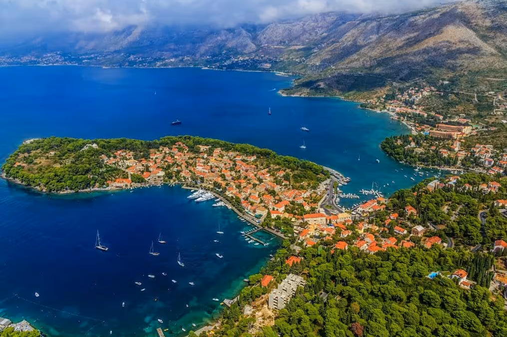 Map showing bus line 10 route between Dubrovnik and Cavtat, Croatia along the coast