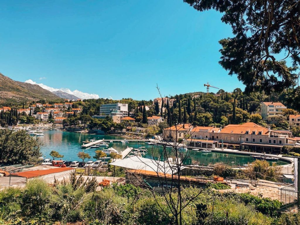 Hotels Stretch shows Hotel Cavtat and other villas and apartments along the Tiha promenade