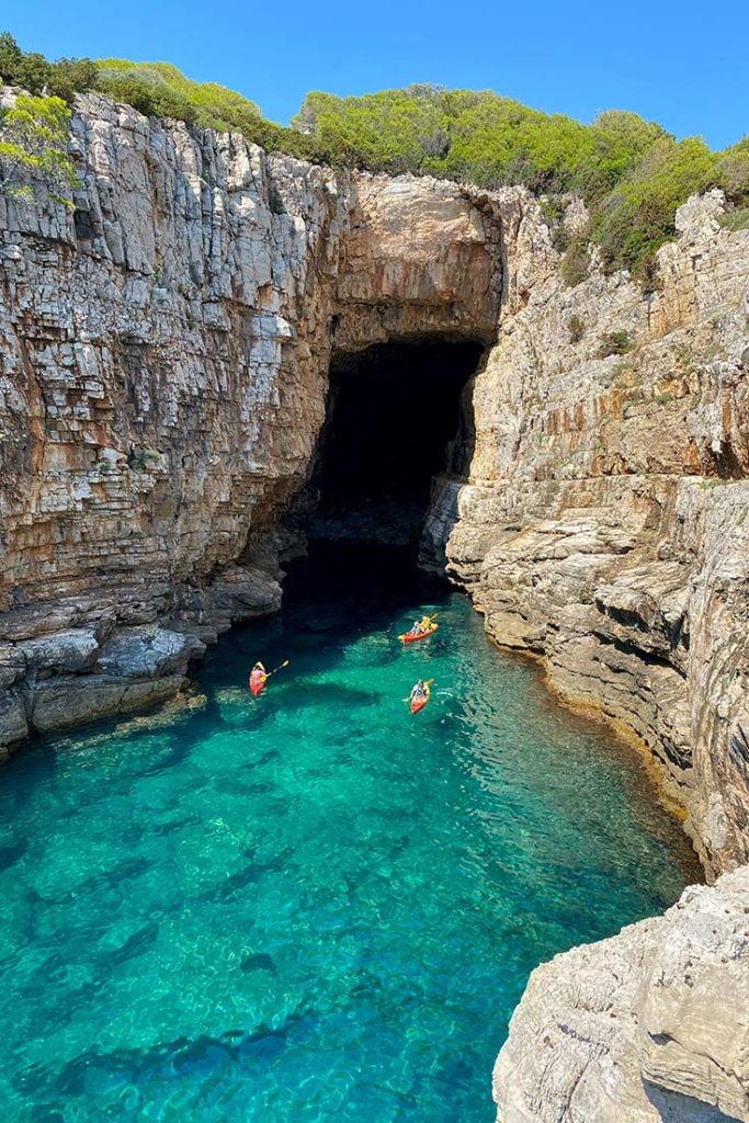 Dubrovnik Lokrum island cliff jumping over kayaks passing into cave