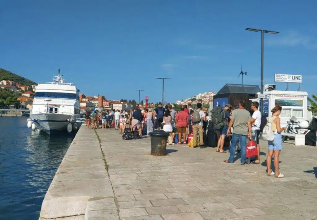 people staniding in a long boarding line to the Elafiti ferry