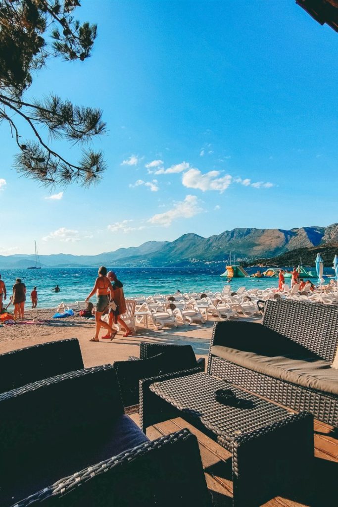 Žal Beach in Cavtat has great amenities like sunbeds, parasol and watersports.